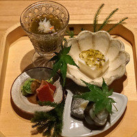 恵比寿 米ル - 八寸　もずく と 蟹身、帆立のムース　あおさのジュレがけ、龍飛巻き（龍飛昆布で平目とガリを巻いたもの）、こごみと赤蒟蒻の胡麻クリームがけ