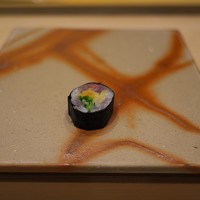 鮨　縁 - とても小さなカワユイ巻物にしています。中身はアジ。