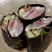 鮨 おさむ - ⑤酢〆の豆鯵(福岡県玄海灘産)の海苔(福岡県柳川産)巻き、茗荷・大葉・ガリ入り
                  春は鯵の産卵期なので、産卵活動に縁の無い子供の鯵の爽やかな脂を頂きます
                  薬味でより軽やかにシャキシャキの食感が楽しめます