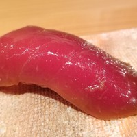 鮨 おさむ - ⑤本鮪の漬け(長崎県産・120kg)、4時間漬け込み、和辛子
                色鮮やかな漬け、味わいも好みです。