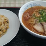 中国料理 とんみん - ピリ辛ラーメンとチャーハンセット