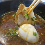 博多一幸舎 慶史 - 2年仕込みの本醸造醤油を効かせた醤油魚介スープだそうです。