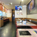 博多一幸舎 慶史 - 冷めやすかった従来のつけ麺スープをテーブル一体型のIHヒーターで保温することができるので、 最後まで熱々の状態で頂けます。