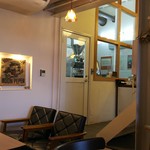 焙煎機、２階もカフェスペースあり