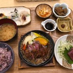 はーべすと - ◆はーべすと定食（1790円）を。 「鮪のお刺身」or「鯖の塩焼き」から一品、「牛ステーキ」or「牛カツ」から一品選びます。 「鮪のお刺身」と「牛ステーキ」にしました。 他に「5種類のお総菜」「唐辛子味噌」「ご飯（白米・十六穀米からチョイス）」「お味噌汁」などがセット。