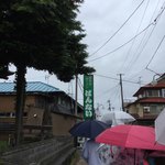 坂内食堂 - 小雨の中‥行列に並びました (￣▽￣;)