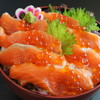 鳥取砂丘にいちばん近いドライブインレストラン砂丘会館 - 料理写真:鳥取県境港産使用のサーモン丼
