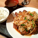 なかみ屋本店 - 「牛レバニラ定食、肉2倍メガ盛り（1,000円）」