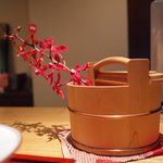 Seizoroisaka Soba Ginsei - カウンターに飾られた花