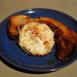 THE CALENDAR - スパイシー塩漬け豚バラ肉と目玉焼き（750円）