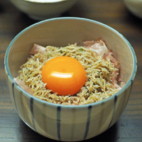 木山 - シラス丼（新潟のコシヒカリ）、生卵をそえて