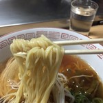 松ちゃん - 麺。
      柔らかい、でも頼りなさは無いスルスル入る麺。