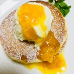 Cafe time Kei.. - 料理写真:手作りの寿太郎みかんジャムとバニラアイスをトッピングしたパンケーキ