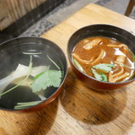 いづ重 - お吸物（湯葉）、赤出し（お麩）