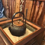 いづ重 - 入り口すぐのとこに囲炉裏。お茶沸かしてたよ(・∀・)