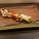 横浜のすし勘 - お通しの貝もの串焼き（美味い！）です