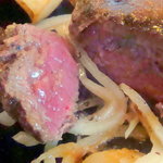 アメリカ屋 - ミディアムレアの「国産牛モモ肉のバウンドステーキ」