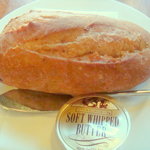 アメリカ屋 - セットのパン（粗挽き大豆、ライ麦粉、オートミール、ひまわりの種等が入ったアメリカ屋オリジナルの油を使用していないパン）