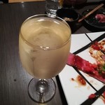 Oreno Yakitori - なみなみ白ワイン。すぐに口をつけないとこぼれる。