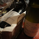 小久保 - 普通に出てくるグラスワイン。２００５年のブルゴーニュ赤白、美味しいです