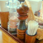 アメリカ屋 - 卓上には、ミル付きのブラックペッパーとヒマラヤ岩塩があります