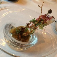 レストラン マノワ - 北海道・上川町ひぐまのコンソメジュレ　かぶのムースと魚介と共に サザエ、エビのタルタル 