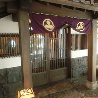 天空の月 渋谷 - 入り口の棟門がすごい！