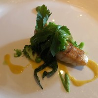レストラン マノワ - 魚料理 ヒラメのムニエルサフランのソースブロッコリーのソース