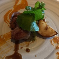 レストラン マノワ - 本日の肉料理 イベリコ豚くるみとパプリカのソース西洋ワサビとイベリコ豚の出汁を使ったソース