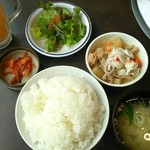 大陸食道 - ランチのご飯(大盛)、味噌汁、サラダ、キムチ、ドリンク+もつ煮￥100