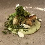 穴子の下に「パンのクリーム」が敷かれていますが、これも面白い。 豆のクリームと一緒に頂くと美味しいこと。