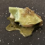 下には「肝ソース」が敷かれ、ラザーニャ・ホタテと共に頂くと美味しい