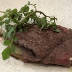 ＊ワインですき焼き風に軽く煮たイチボ肉は柔らかく美味。 山山葵の風味がいいアクセントに。