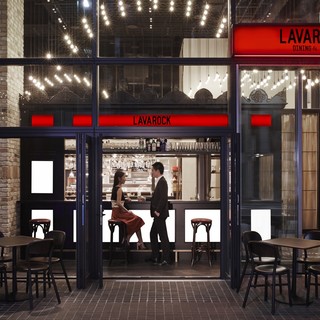 Dining & Bar LAVAROCK - バーカウターでワイン、ビール、本格的なカクテルを