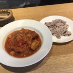 VIOLA食堂 - 鶏肉とパプリカのトマト煮込み雑穀米添え（ランチ）