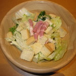 Yakiniku Kingu - ベーコンとチーズのシーザーサラダ