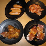 Yakiniku Kingu - 鶏もも焼、厚切り豚バラ、ソーセージ、鶏皮焼
