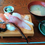 ジャンボ寿司全景。味噌汁とマグロの漬けとナイフがついています。