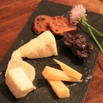 サラマンジェ ド ヨシノ - デザートをひとつ、チーズに差し替えていただきました