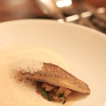 サラマンジェ ド ヨシノ - クロムツ（子供）のポアレ　コキア―ジュのソース