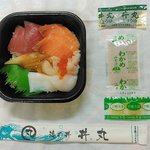 丼丸渡部 - 小袋は醤油、生姜、味噌汁。この他に わさび あり。