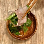 Muu Tokyo - タイ式焼肉ムーガタは野菜とお肉を一緒に食べるのが、オススメ。