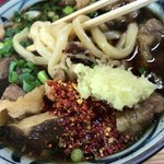 正ちゃんうどん - 鷹の爪とおろし生姜を投入