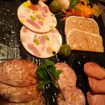 部位ごとに調理法を変える豚肉専門店 グロワグロワ - ７種盛り合わせ
