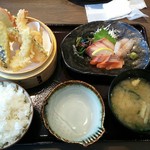 天ぷら大山そば くら福 - くら福定食  左のうまい棒はくじ引きのハズレ景品です
