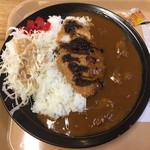 フードコート柿里　 - キャーーー！！！大学牛スジカツカレー大っ！！！ソースかけたら綺麗に出なくて汚くなってしまって^^;いただきまーす！！！