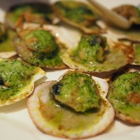 アーティショー - 姫ホタテ貝のパセリバターのグラタン仕立て