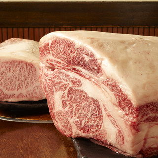 Enjoy carefully selected meat with shabu shabu, Steak, and Sukiyaki.