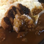 フードコート柿里　 - それではカレーをば・・・フルーツ感のあるカレールー。辛味は無い甘口なカレー。中々美味しいとは思う。が、カレーも白飯もぬるいな・・・火傷するくらい熱いのが好きな俺には・・・