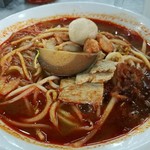 GRANNY's Hokkien Mee - 濃厚な海老出汁とチリが効いたスープに黄色麺とビーフンの2種の麺、小海老や魚団子など具も豊富